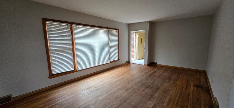 Building Photo - 2027 Glenbrook Dr