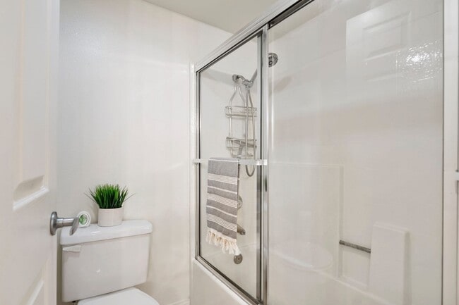 Building Photo - Great Woodland Hills Location!