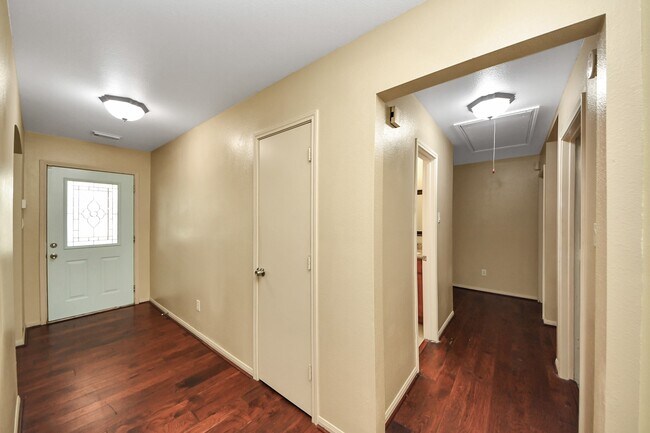 Building Photo - 118 Estate Dr