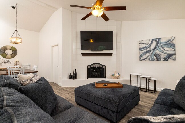 Building Photo - 864 Warwick Dr