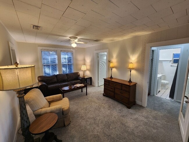 Building Photo - Quaint downtown riverside 2 Bedroom 1 Bath...