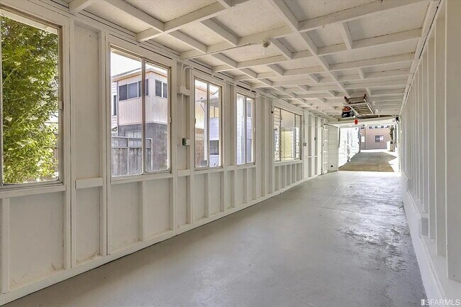 Building Photo - "Charming 2-Bed Sanctuary in San Francisco – Cozy 900 Sq Ft Retreat!"