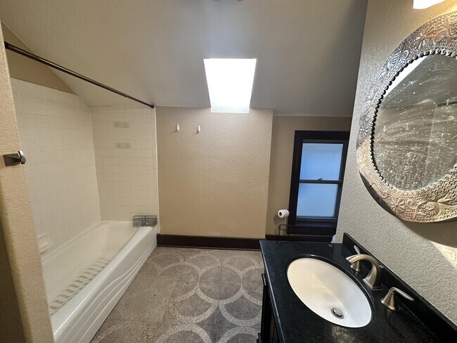 Building Photo - 2065 Emerson St