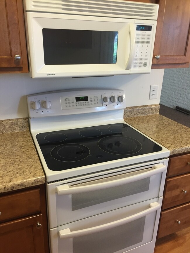 Building Photo - Gorgeous 2 Bedroom, 1.25 Bath Townhouse near UIHC