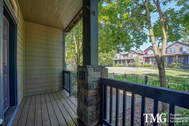 Building Photo - 1495 NE Lockheart Ln