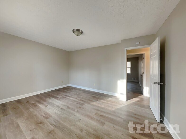 Building Photo - 605 Lake Dr SW