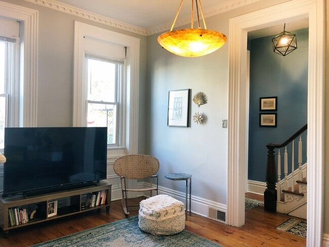 Building Photo - 3 bed 1 bath - beautiful Southside flats home, central air, in unit laundry, udpated