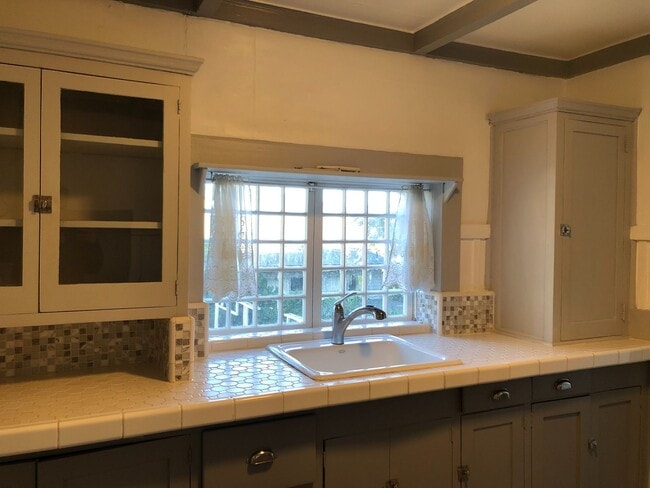 Building Photo - Historic 2-bedroom, 1.5 bath home in the h...