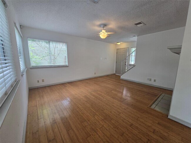 Building Photo - 807 Meadowcreek Dr