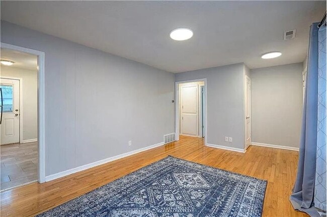 Building Photo - 1004 E Cedar St