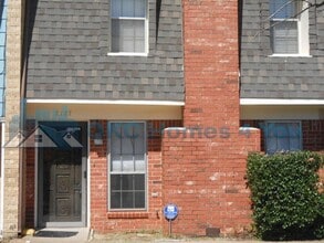 Building Photo - Townhouse with 3 beds and 3 baths!