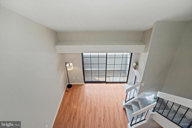 Building Photo - 1605 Carriage House Terrace