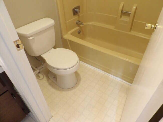 Building Photo - 176 Landings Dr