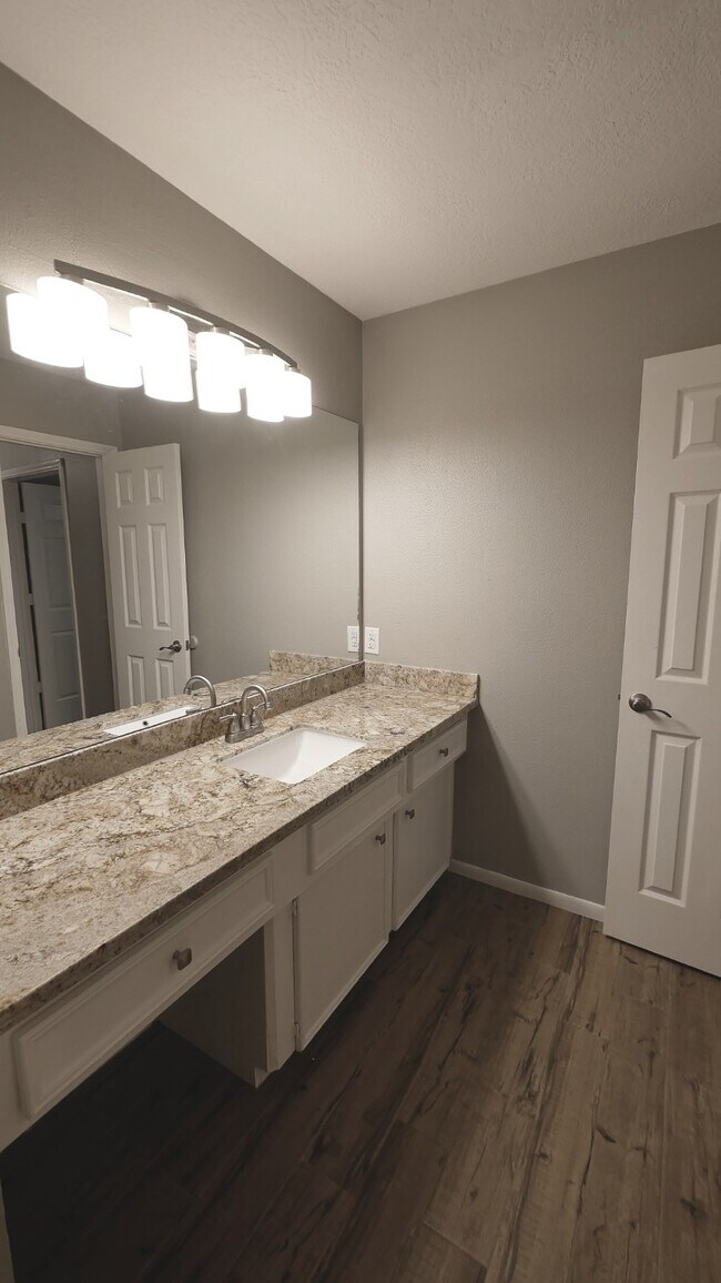 Building Photo - 22014 Grand Forks Dr