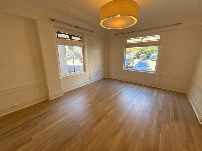 Building Photo - Epic REA- Spacious Flexible Plan 2 BR/1 BA...
