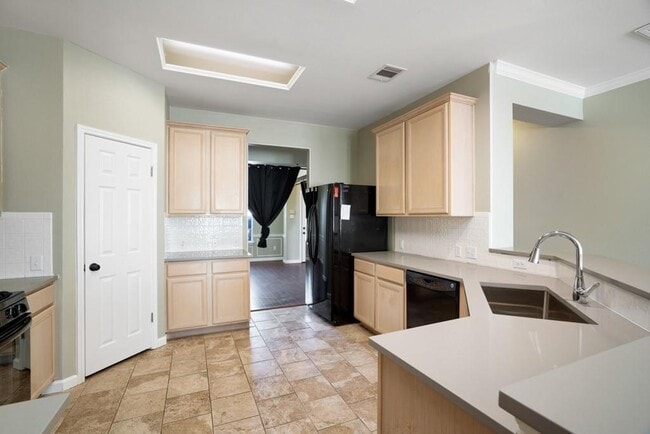 Building Photo - 1135 Disraeli Cir