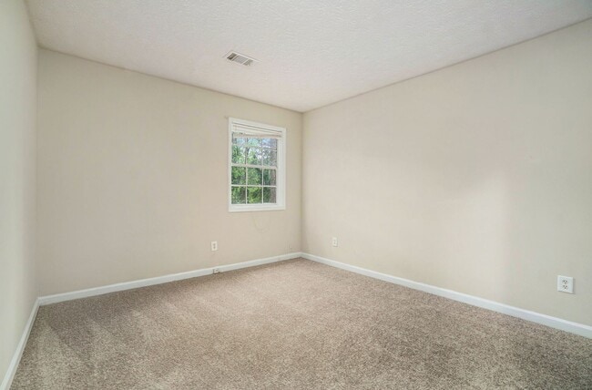 Building Photo - 3 Bedroom 2 Bath in Stone Mountain