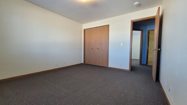 Building Photo - SW 2 Bedroom 1 bath Condo, Balcony, Fireplace and Garage