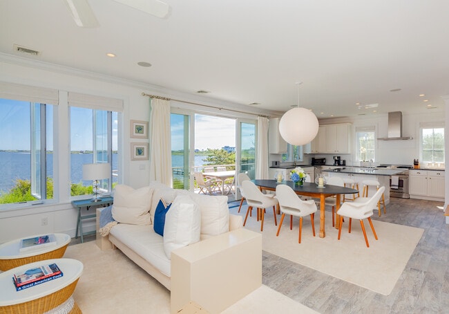 Building Photo - 1025 Flying Point Rd