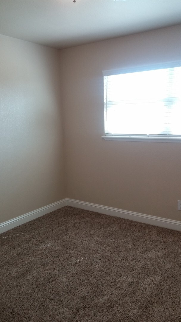 Building Photo - COMPLETELY UPDATED HOME MOVE IN READY