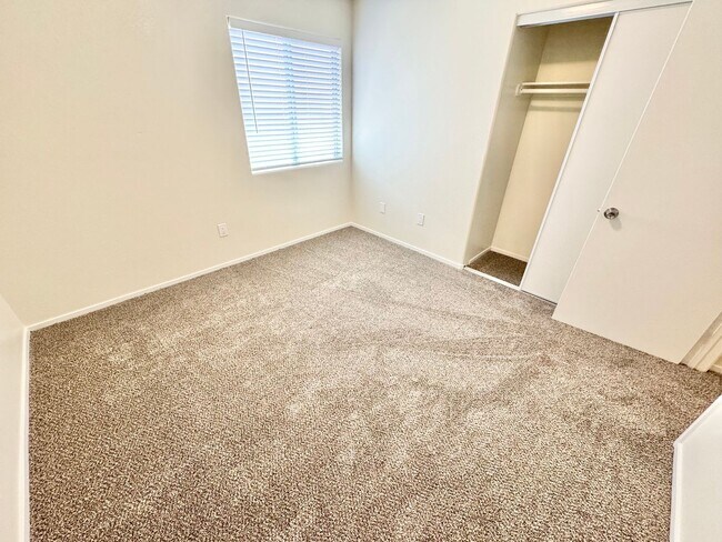 Building Photo - BEAUTIFULLY UPDATED SOUTHWEST LAS VEGAS TOWNHOME WITH NEW KITCHEN AND FLOORING
