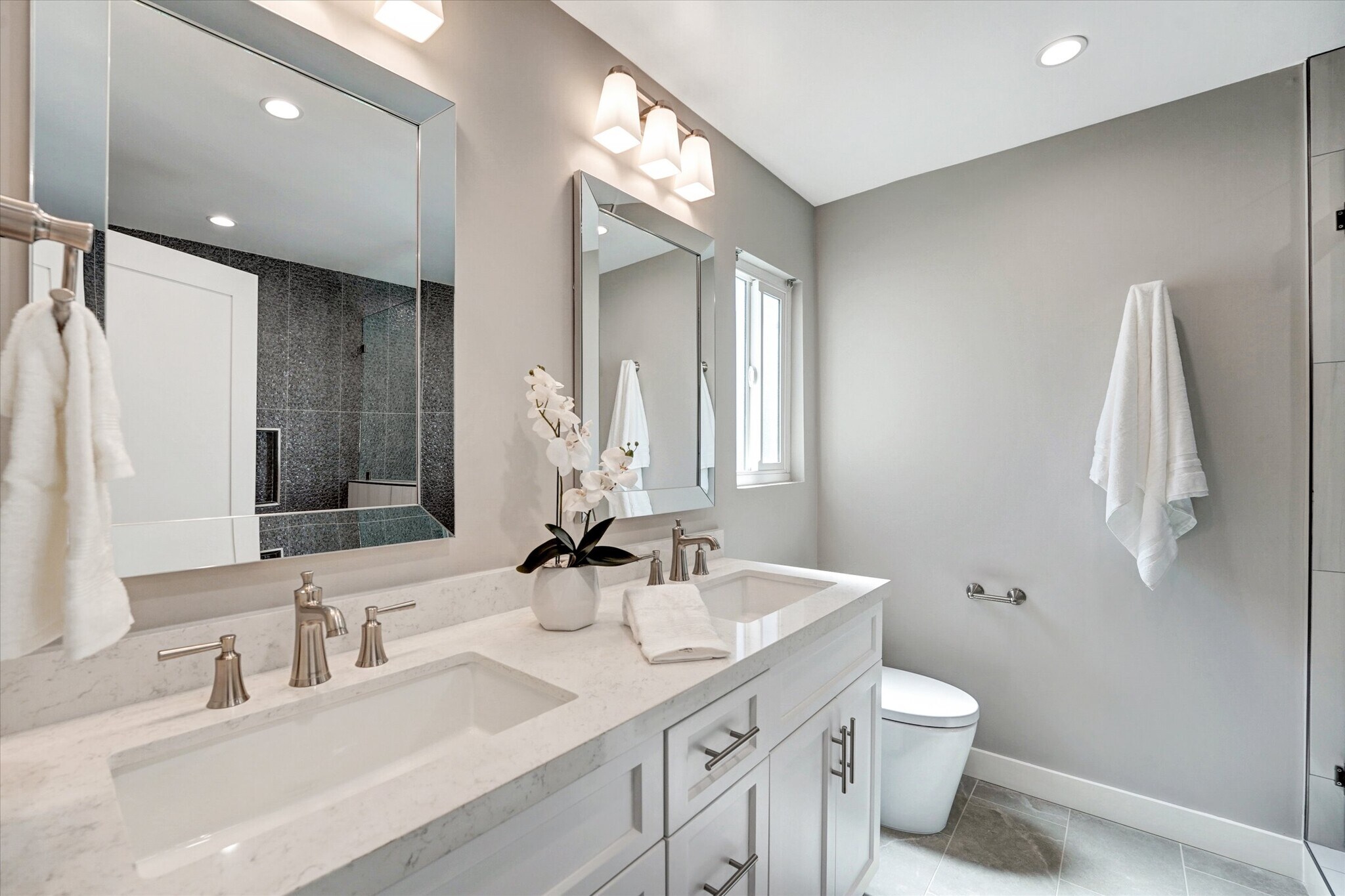 Building Photo - 5346 Tyrone Ave