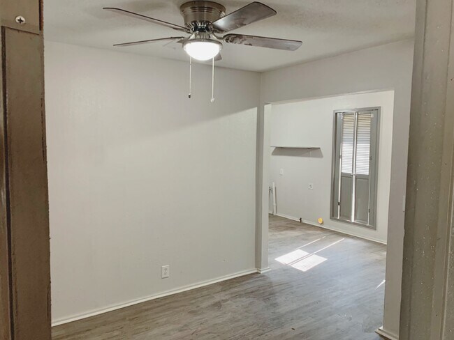 Building Photo - 1160 Van Zandt St