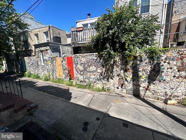 Building Photo - 708 Medina St