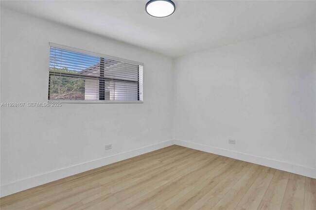 Building Photo - 1960 SW 68th Way