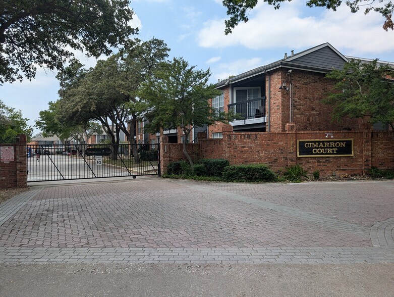 Building Photo - 18333 Roehampton Dr