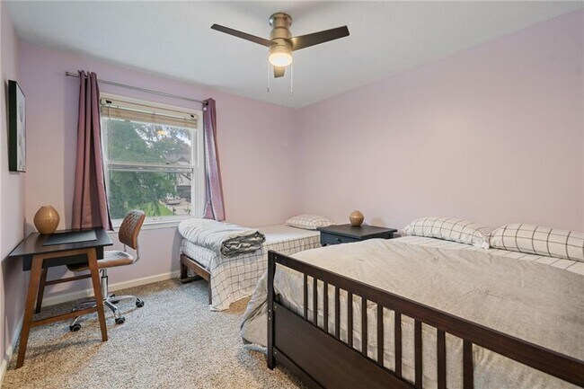 Building Photo - 10965 Pinehigh Dr