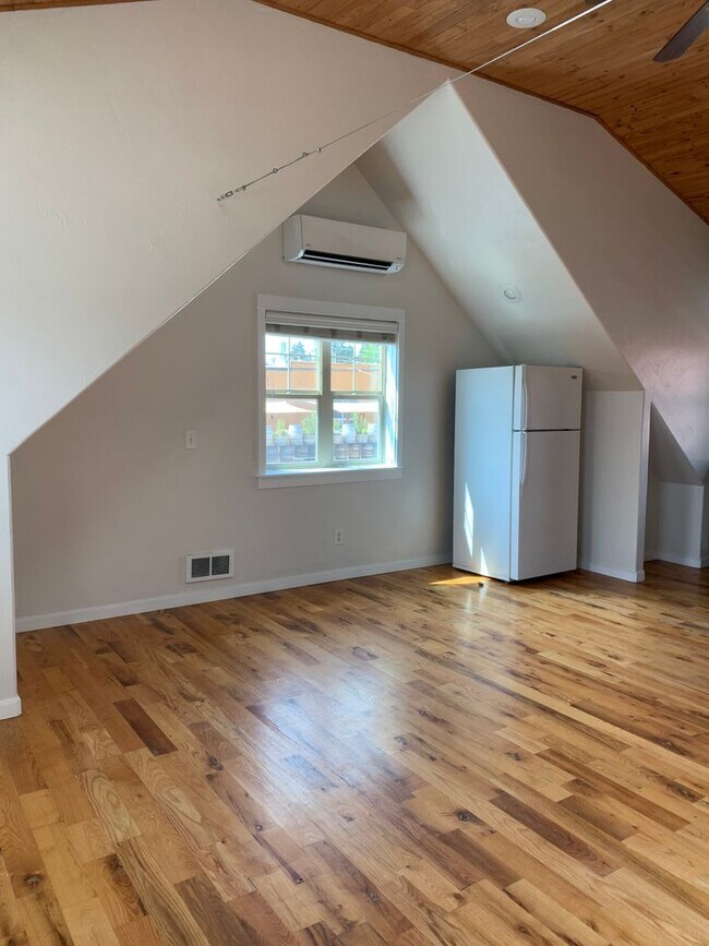 Building Photo - Studio in Downtown Bend with Garage