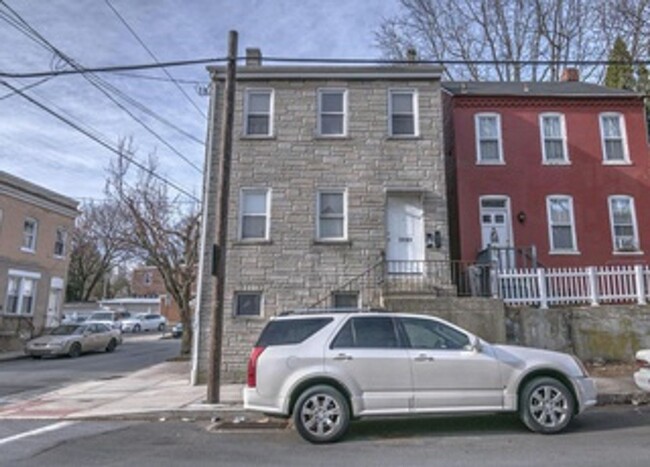 Building Photo - 118 Laurel St