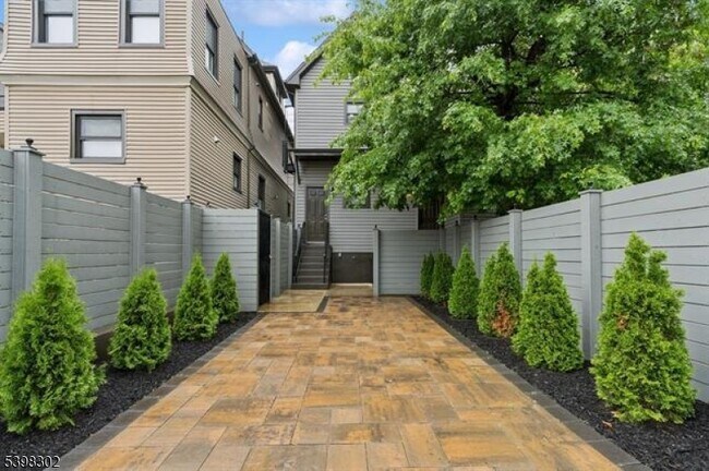 Building Photo - 350 Arlington Ave