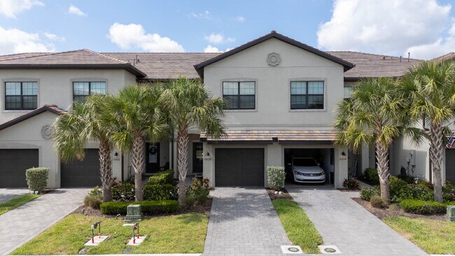 Building Photo - Newer-construction townhome in the highly desirable Lorraine Lakes