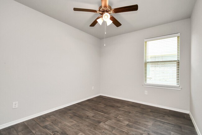 Building Photo - 9847 Laurel Lake Dr