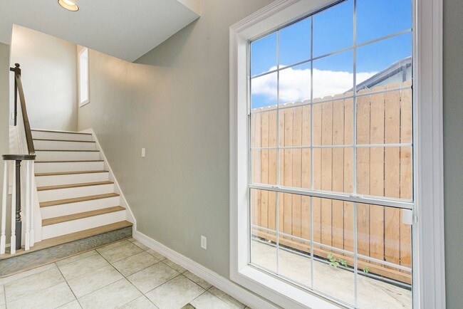Building Photo - 3 bed, 3/1 bath updated townhome in the he...