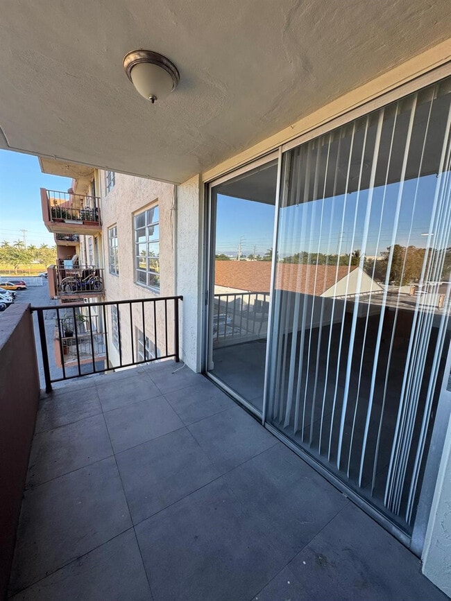 Building Photo - 13390 NE 7th Ave