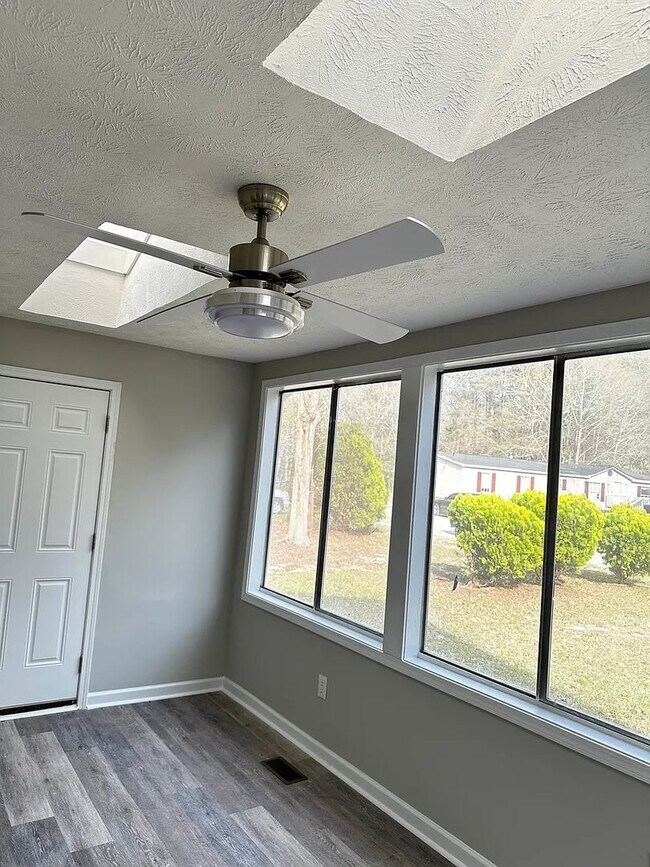 Building Photo - Charming 3BR House in Spring Lake