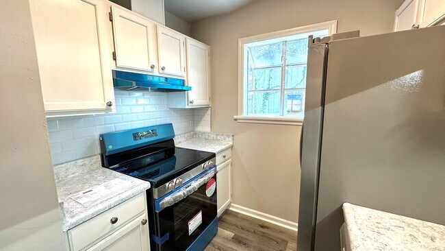 Building Photo - RENOVATED 2/2 w/ Updated Flooring, Paint, Appliances, & Fixtures! Open Floor Plan & Fenced Yard! ...