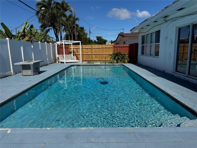 Building Photo - 19410 NE 19th Ave