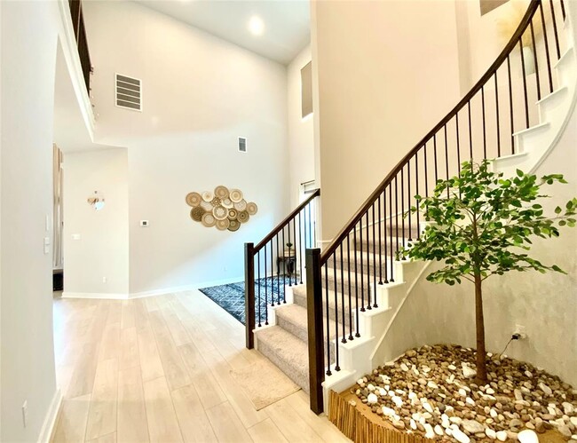 Building Photo - 243 Kings Pne Dr