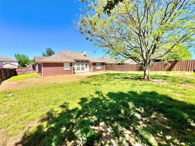 Building Photo - 2210 Green Mere Dr