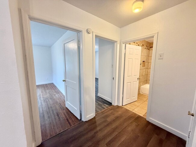 Building Photo - 4-bed, 3-bath, HUGE yard!