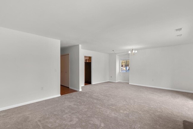 Building Photo - Updated 1800+ sq/ft 3 bdrm 2.5 bath end unit townhome