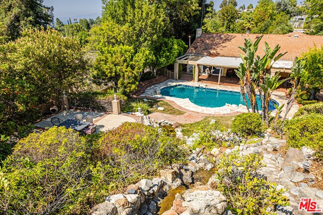 Building Photo - 18022 Lake Encino Dr