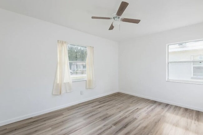 Building Photo - Housing Voucher Accepted: Charming 3-Bedro...