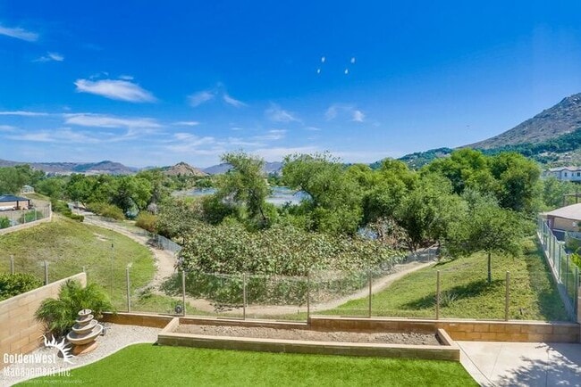 Building Photo - Beautiful 5Bdm 2.5Ba Home with Mountain Vi...