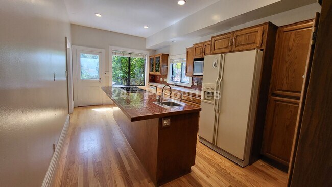 Building Photo - Beautiful Vintage 3 BD | 2.5 BA Home - Nob...