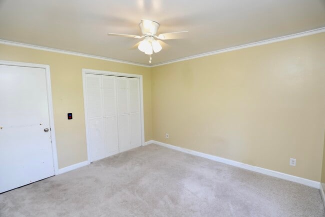 Building Photo - 549 Pringle Dr